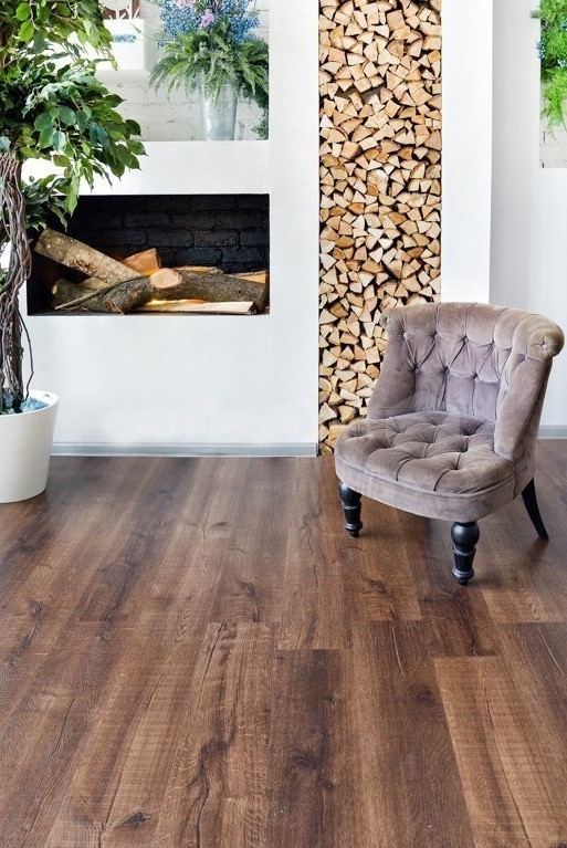 Кварцвиниловый SPC ламинат Alpine Floor Real Wood Дуб Мокка ECO 2-2 1220×183×6 фото в интерьере Кварцвиниловый SPC ламинат Alpine Floor Real Wood Дуб Мокка ECO 2-2 1220×183×6 фото в интерьере