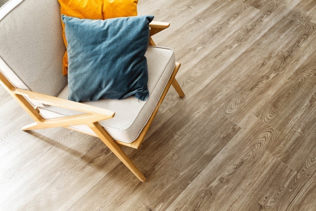 Кварцвиниловый SPC ламинат Alpine Floor Sequoia Темная ECO 6-12 1220×183×4 фото в интерьере