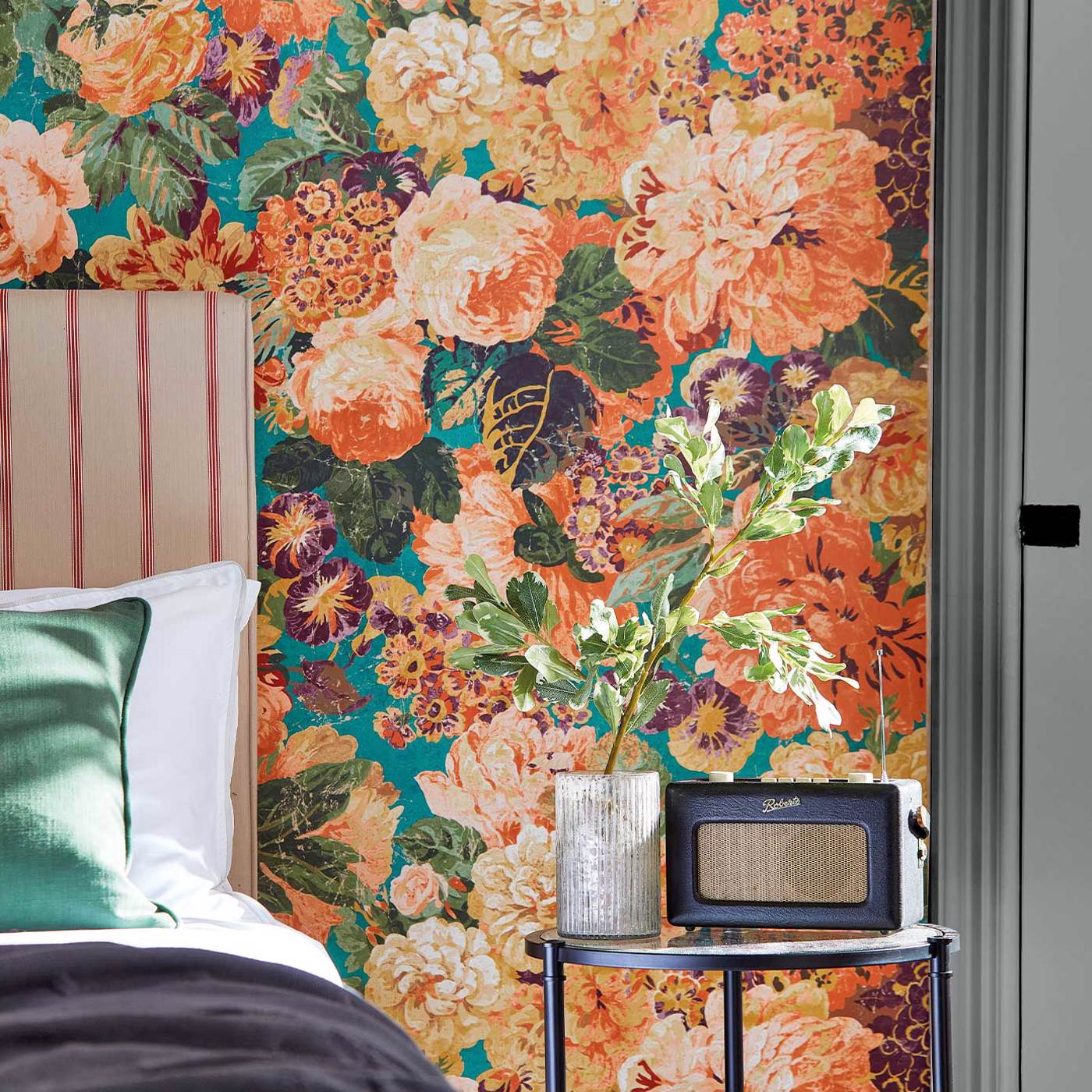 Обои Sanderson One Sixty Very Rose And Peony Kingfisher/Rowan Berry 217027 фото в интерьере
