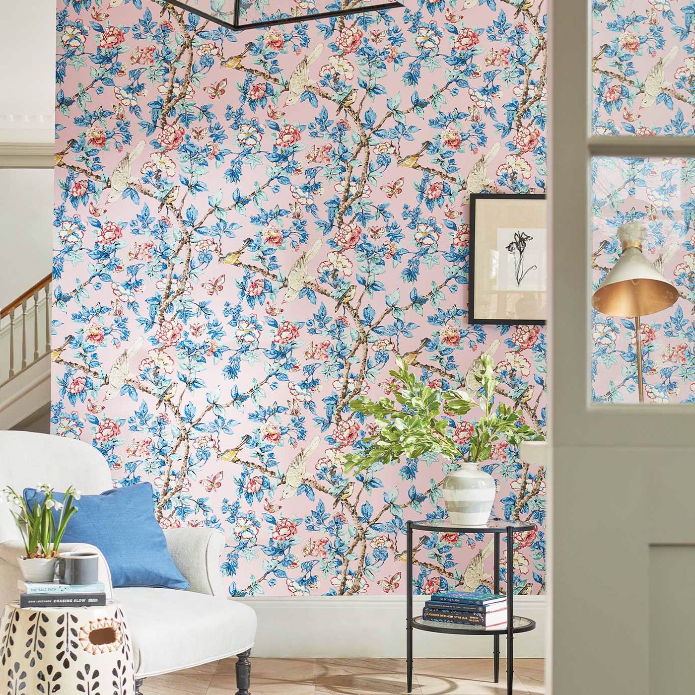Обои Sanderson One Sixty Caverley Rose/French Blue 217035 фото в интерьере