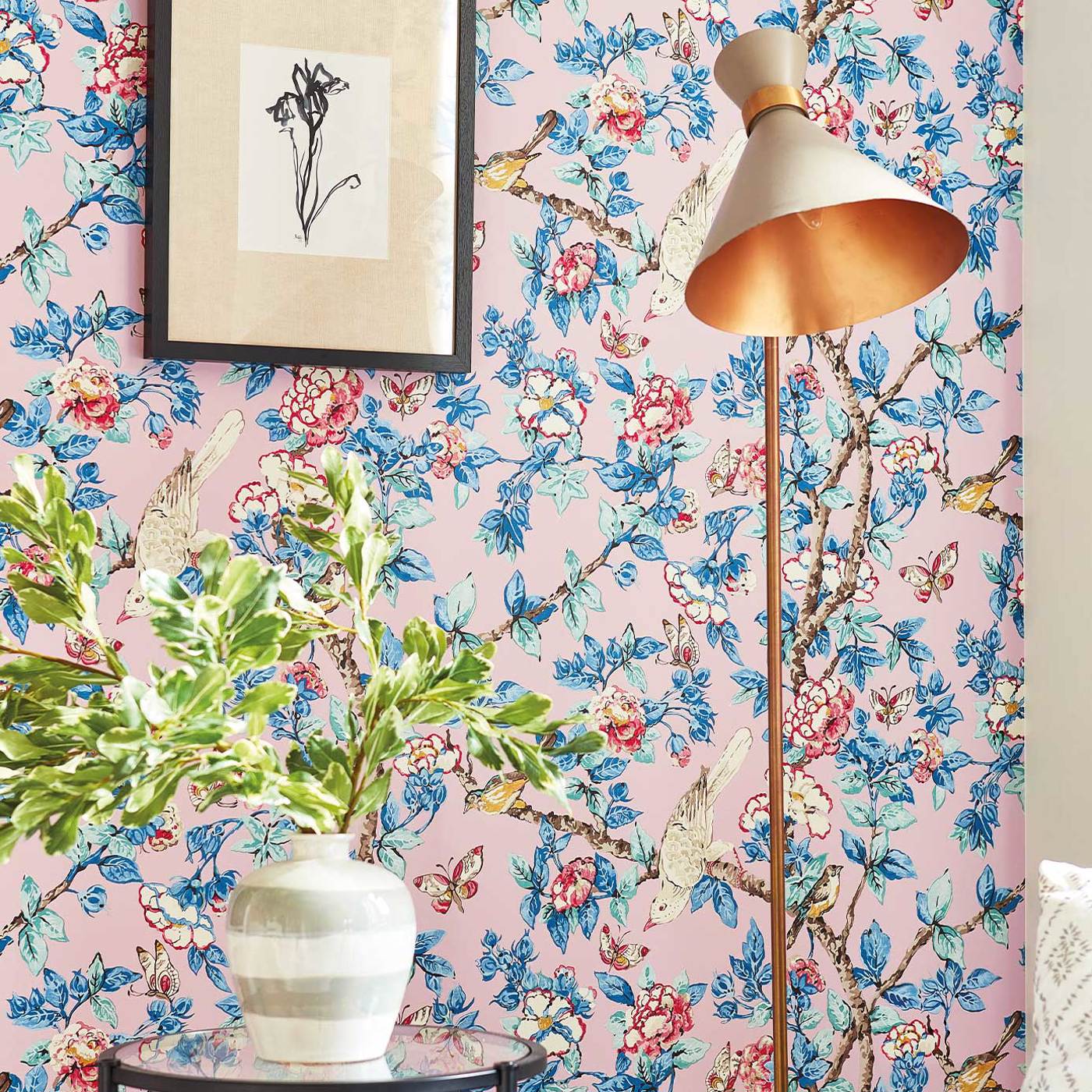 Обои Sanderson One Sixty Caverley Rose/French Blue 217035 фото в интерьере