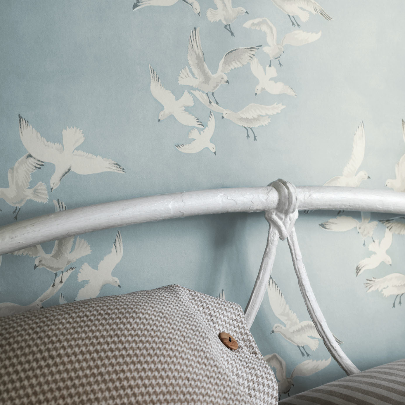 Обои Sanderson One Sixty Seagulls Blue 214585 фото в интерьере