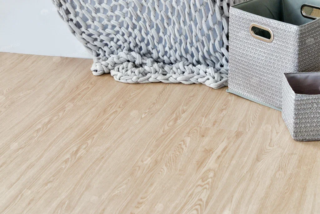 Кварцвиниловый SPC ламинат Alpine Floor Classic Light Ясень Макао ECO 106-11 MC 1220×183×3,5 фото в интерьере