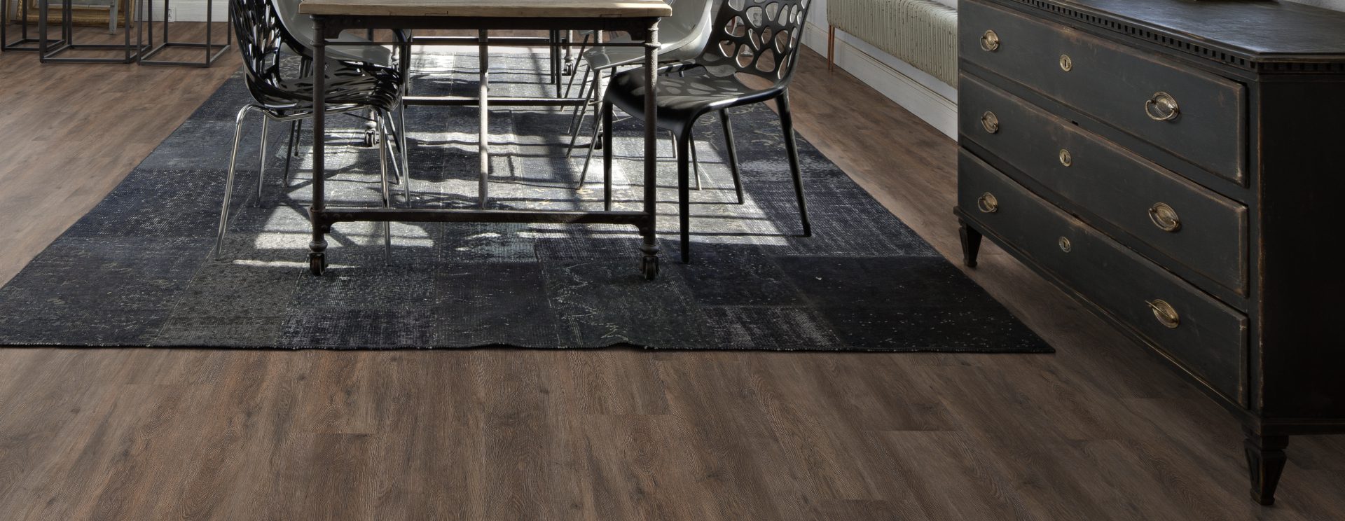 Кварцвиниловый SPC ламинат Kahrs Luxury Tiles Click 5 mm Saxon CLW 172 1210×172×5 фото в интерьере Кварцвиниловый SPC ламинат Kahrs Luxury Tiles Click 5 mm Saxon CLW 172 1210×172×5 фото в интерьере