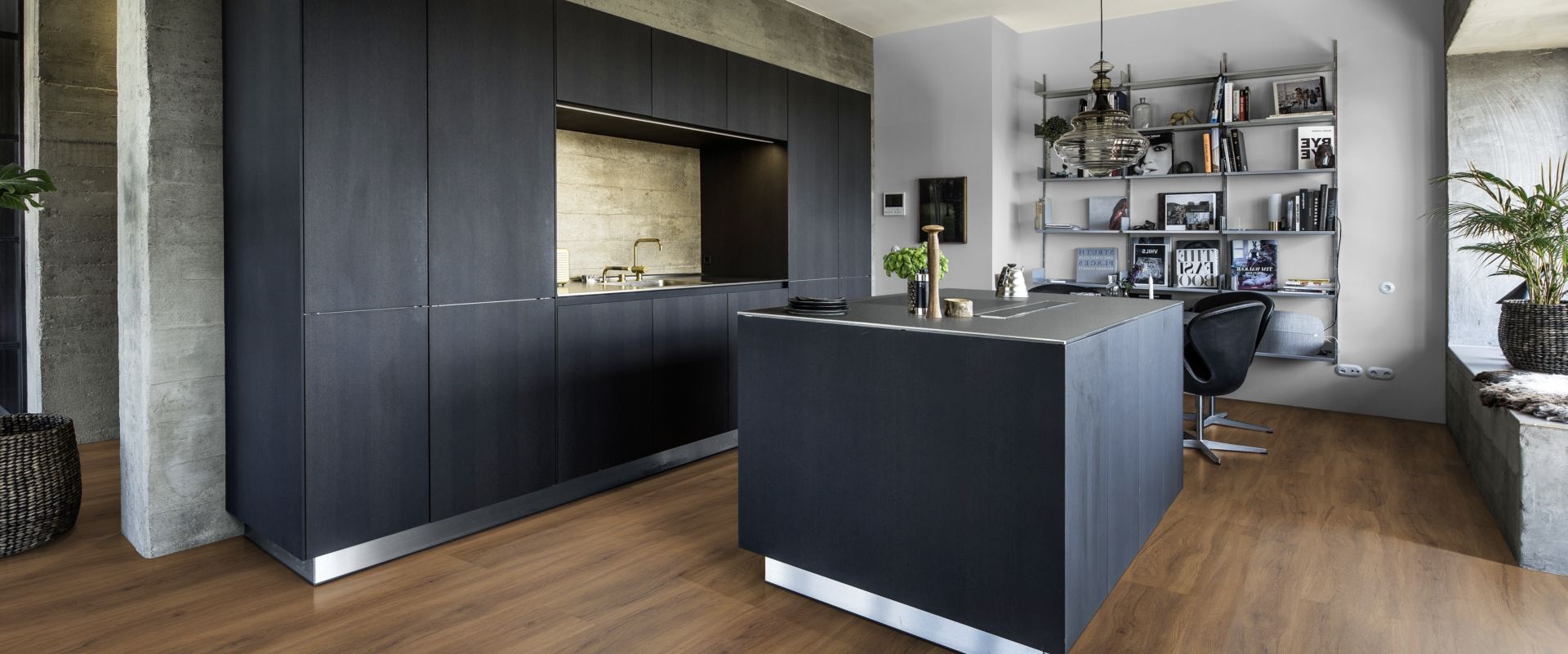 Кварцвиниловый SPC ламинат Kahrs Luxury Tiles Click 5 mm Redwood CLW 172 1210×172×5 фото в интерьере Кварцвиниловый SPC ламинат Kahrs Luxury Tiles Click 5 mm Redwood CLW 172 1210×172×5 фото в интерьере