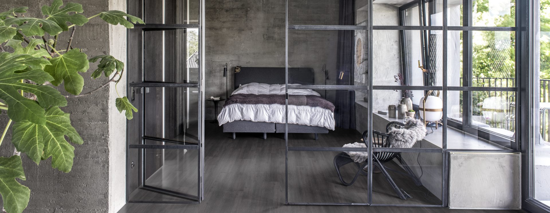 Кварцвиниловый SPC ламинат Kahrs Luxury Tiles Click 5 mm Schwarzwald CLW 172 1210×172×5 фото в интерьере Кварцвиниловый SPC ламинат Kahrs Luxury Tiles Click 5 mm Schwarzwald CLW 172 1210×172×5 фото в интерьере