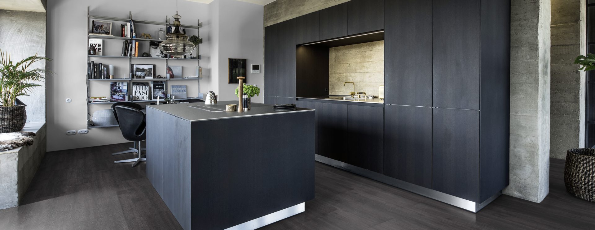 Кварцвиниловый SPC ламинат Kahrs Luxury Tiles Click 5 mm Schwarzwald CLW 172 1210×172×5 фото в интерьере Кварцвиниловый SPC ламинат Kahrs Luxury Tiles Click 5 mm Schwarzwald CLW 172 1210×172×5 фото в интерьере