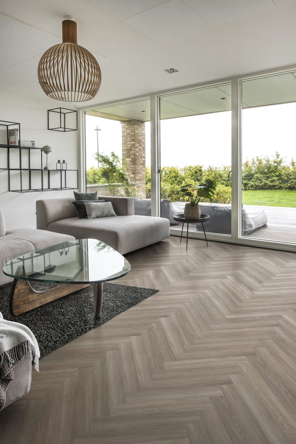 Кварцвиниловый SPC ламинат Kahrs Luxury Tiles Herringbone 5 mm Whinfell RL CHW 120 венгерская елка 720×120×5 фото в интерьере Кварцвиниловый SPC ламинат Kahrs Luxury Tiles Herringbone 5 mm Whinfell RL CHW 120 венгерская елка 720×120×5 фото в интерьере