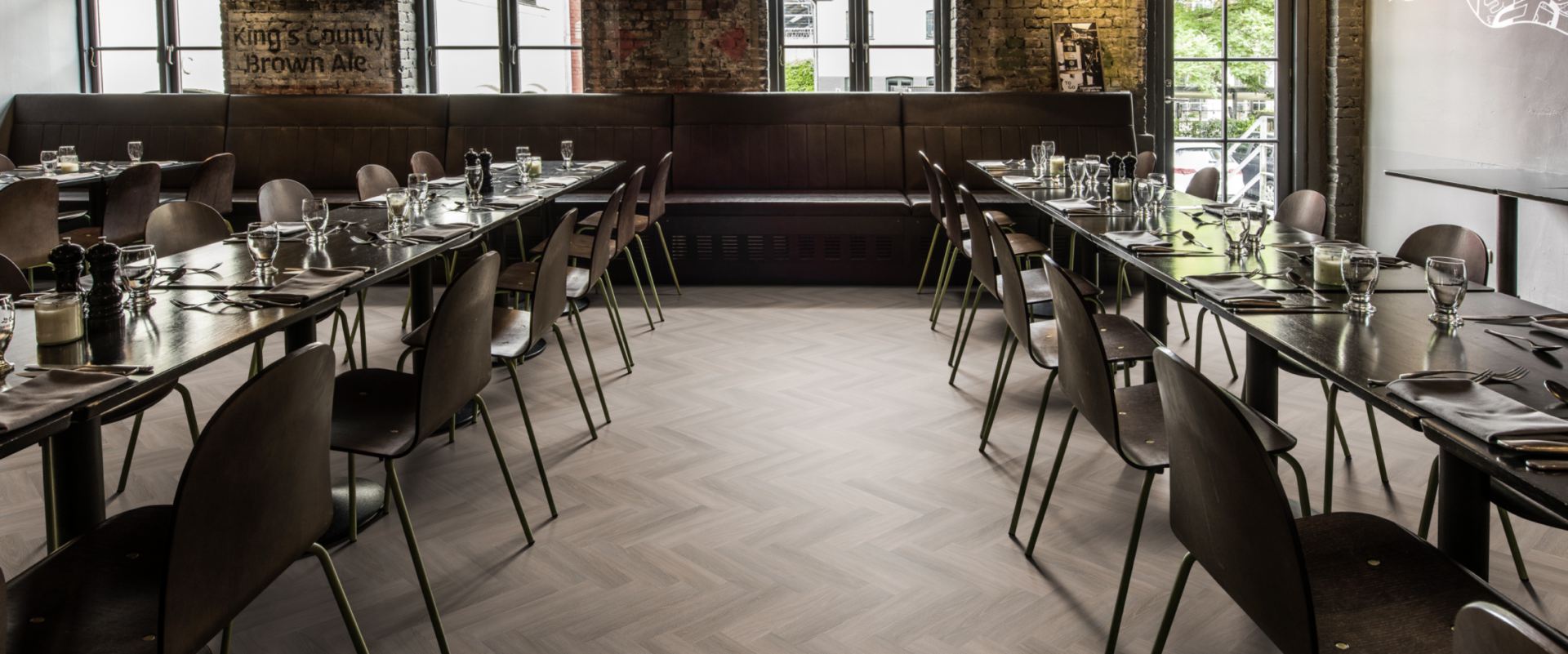 Кварцвиниловый SPC ламинат Kahrs Luxury Tiles Herringbone 5 mm Whinfell RL CHW 120 венгерская елка 720×120×5 фото в интерьере Кварцвиниловый SPC ламинат Kahrs Luxury Tiles Herringbone 5 mm Whinfell RL CHW 120 венгерская елка 720×120×5 фото в интерьере