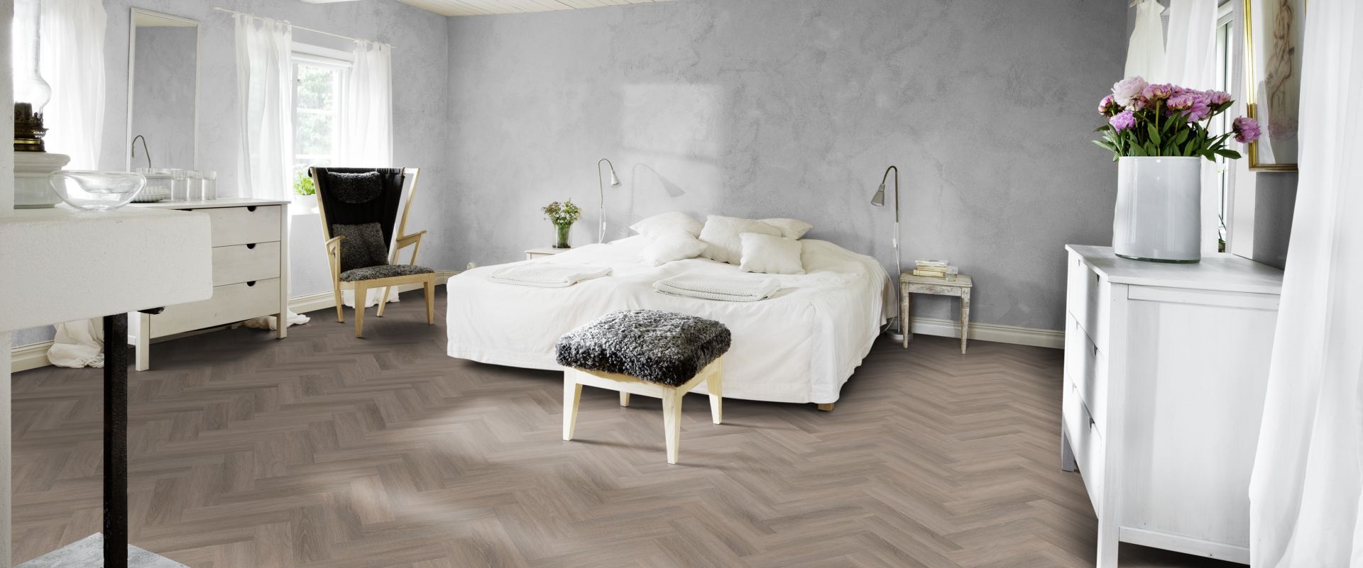 Кварцвиниловый SPC ламинат Kahrs Luxury Tiles Herringbone 5 mm Whinfell RL CHW 120 венгерская елка 720×120×5 фото в интерьере Кварцвиниловый SPC ламинат Kahrs Luxury Tiles Herringbone 5 mm Whinfell RL CHW 120 венгерская елка 720×120×5 фото в интерьере