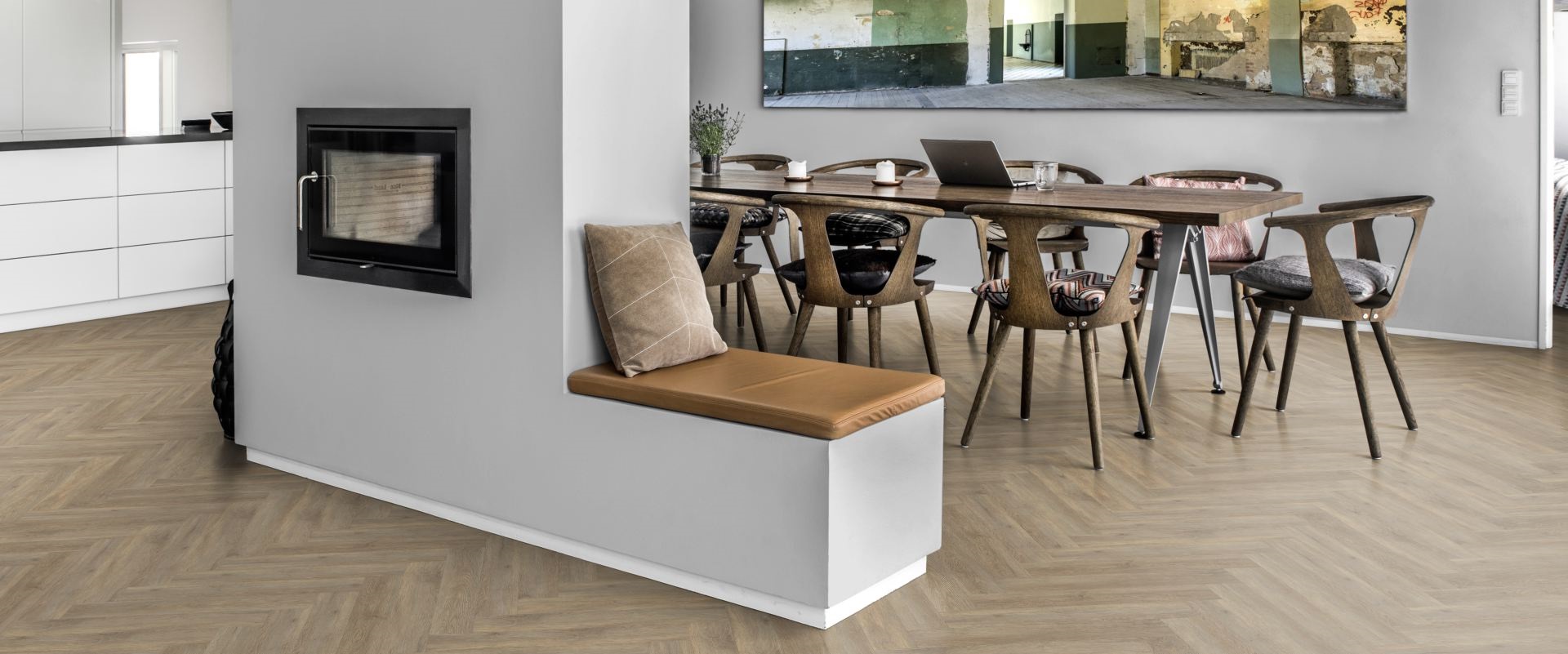 Кварцвиниловый SPC ламинат Kahrs Luxury Tiles Herringbone 5 mm Taiga RL CHW 120 венгерская елка 720×120×5 фото в интерьере Кварцвиниловый SPC ламинат Kahrs Luxury Tiles Herringbone 5 mm Taiga RL CHW 120 венгерская елка 720×120×5 фото в интерьере