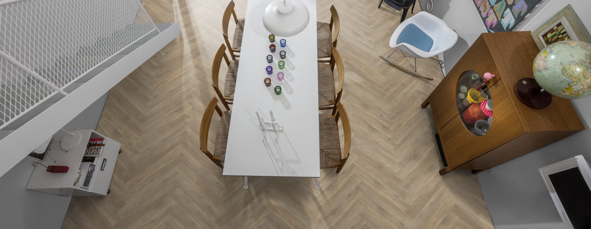 Кварцвиниловый SPC ламинат Kahrs Luxury Tiles Herringbone 5 mm Taiga RL CHW 120 венгерская елка 720×120×5 фото в интерьере Кварцвиниловый SPC ламинат Kahrs Luxury Tiles Herringbone 5 mm Taiga RL CHW 120 венгерская елка 720×120×5 фото в интерьере