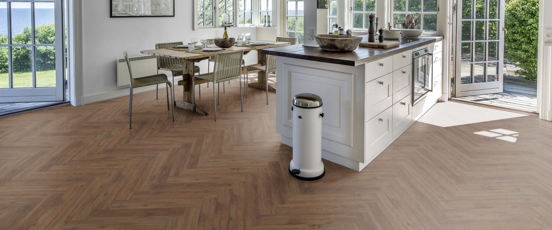 Кварцвиниловый SPC ламинат Kahrs Luxury Tiles Herringbone 5 mm Belluno CHW 120 венгерская елка 720×120×5 фото в интерьере Кварцвиниловый SPC ламинат Kahrs Luxury Tiles Herringbone 5 mm Belluno CHW 120 венгерская елка 720×120×5 фото в интерьере