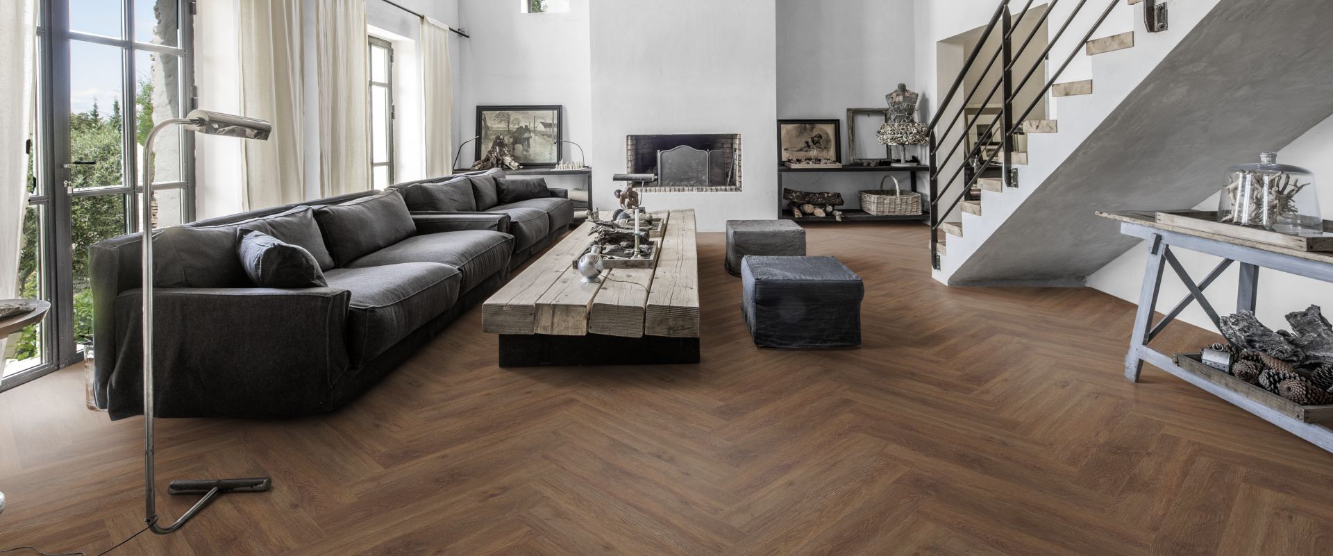 Кварцвиниловый SPC ламинат Kahrs Luxury Tiles Herringbone 5 mm Belluno CHW 120 венгерская елка 720×120×5 фото в интерьере Кварцвиниловый SPC ламинат Kahrs Luxury Tiles Herringbone 5 mm Belluno CHW 120 венгерская елка 720×120×5 фото в интерьере