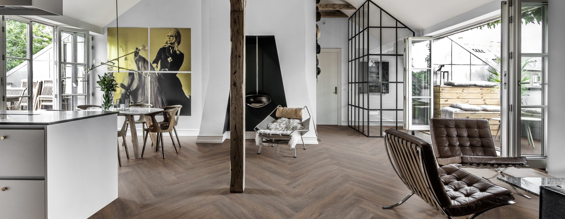 Кварцвиниловый SPC ламинат Kahrs Luxury Tiles Herringbone 5 mm Saxon CHW 120 венгерская елка 720×120×5 фото в интерьере Кварцвиниловый SPC ламинат Kahrs Luxury Tiles Herringbone 5 mm Saxon CHW 120 венгерская елка 720×120×5 фото в интерьере