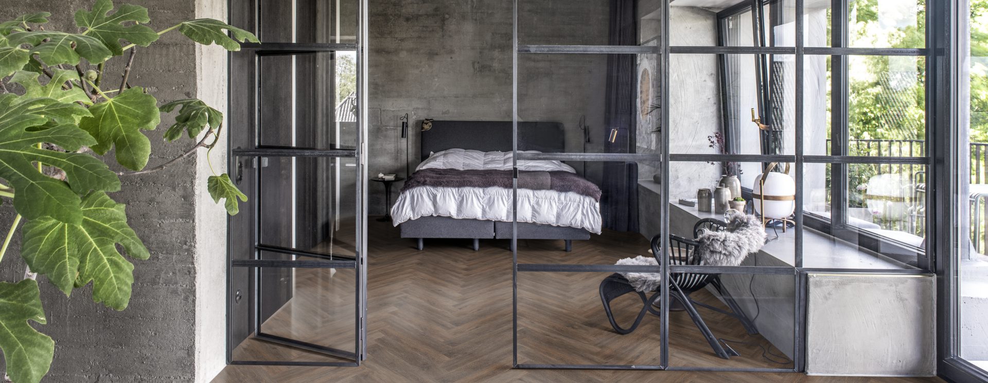 Кварцвиниловый SPC ламинат Kahrs Luxury Tiles Herringbone 5 mm Saxon CHW 120 венгерская елка 720×120×5 фото в интерьере Кварцвиниловый SPC ламинат Kahrs Luxury Tiles Herringbone 5 mm Saxon CHW 120 венгерская елка 720×120×5 фото в интерьере