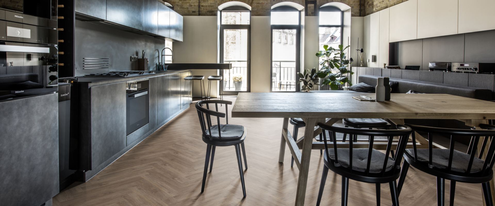 Кварцвиниловый SPC ламинат Kahrs Luxury Tiles Herringbone 5 mm Sarek CHW 120 венгерская елка 720×120×5 фото в интерьере Кварцвиниловый SPC ламинат Kahrs Luxury Tiles Herringbone 5 mm Sarek CHW 120 венгерская елка 720×120×5 фото в интерьере