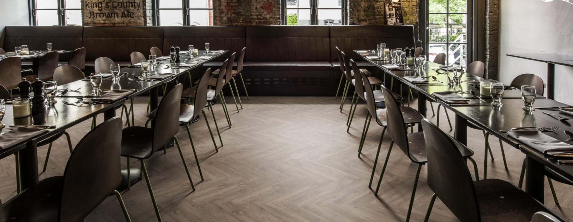 Кварцвиниловый SPC ламинат Kahrs Luxury Tiles Herringbone 5 mm Sarek CHW 120 венгерская елка 720×120×5 фото в интерьере Кварцвиниловый SPC ламинат Kahrs Luxury Tiles Herringbone 5 mm Sarek CHW 120 венгерская елка 720×120×5 фото в интерьере