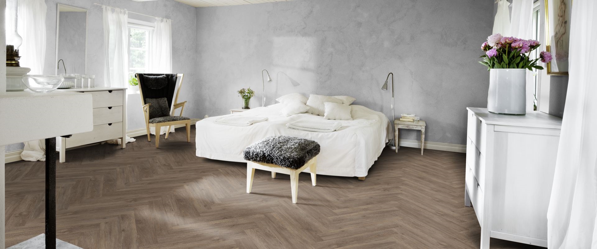 Кварцвиниловый SPC ламинат Kahrs Luxury Tiles Herringbone 5 mm Sarek CHW 120 венгерская елка 720×120×5 фото в интерьере Кварцвиниловый SPC ламинат Kahrs Luxury Tiles Herringbone 5 mm Sarek CHW 120 венгерская елка 720×120×5 фото в интерьере