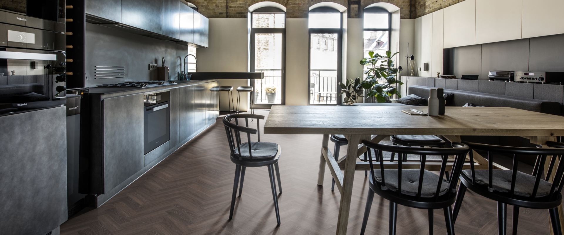 Кварцвиниловый SPC ламинат Kahrs Luxury Tiles Herringbone 5 mm Tongass CHW 120 венгерская елка 720×120×5 фото в интерьере Кварцвиниловый SPC ламинат Kahrs Luxury Tiles Herringbone 5 mm Tongass CHW 120 венгерская елка 720×120×5 фото в интерьере