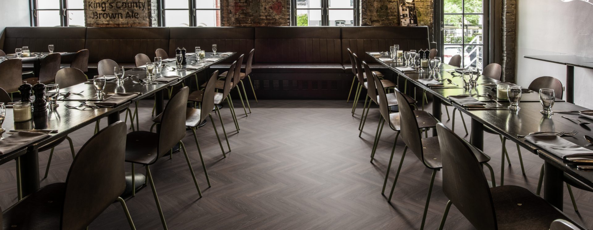 Кварцвиниловый SPC ламинат Kahrs Luxury Tiles Herringbone 5 mm Tongass CHW 120 венгерская елка 720×120×5 фото в интерьере Кварцвиниловый SPC ламинат Kahrs Luxury Tiles Herringbone 5 mm Tongass CHW 120 венгерская елка 720×120×5 фото в интерьере