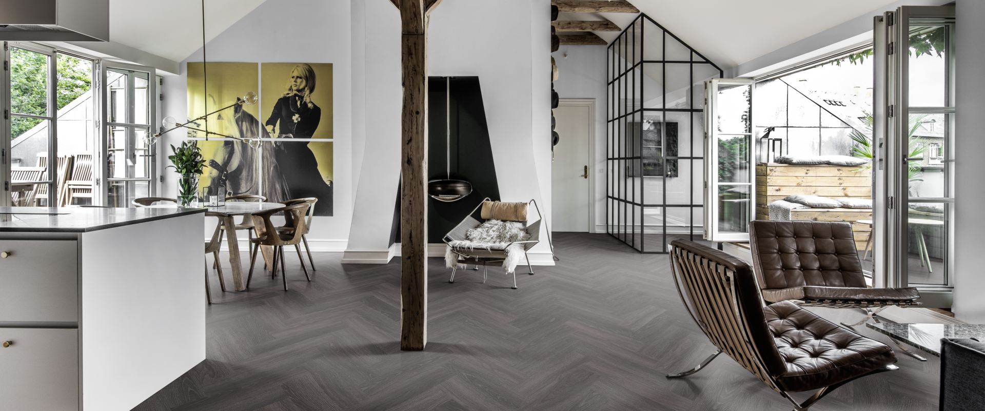 Кварцвиниловый SPC ламинат Kahrs Luxury Tiles Herringbone 5 mm Calder CHW 120 венгерская елка 720×120×5 фото в интерьере Кварцвиниловый SPC ламинат Kahrs Luxury Tiles Herringbone 5 mm Calder CHW 120 венгерская елка 720×120×5 фото в интерьере