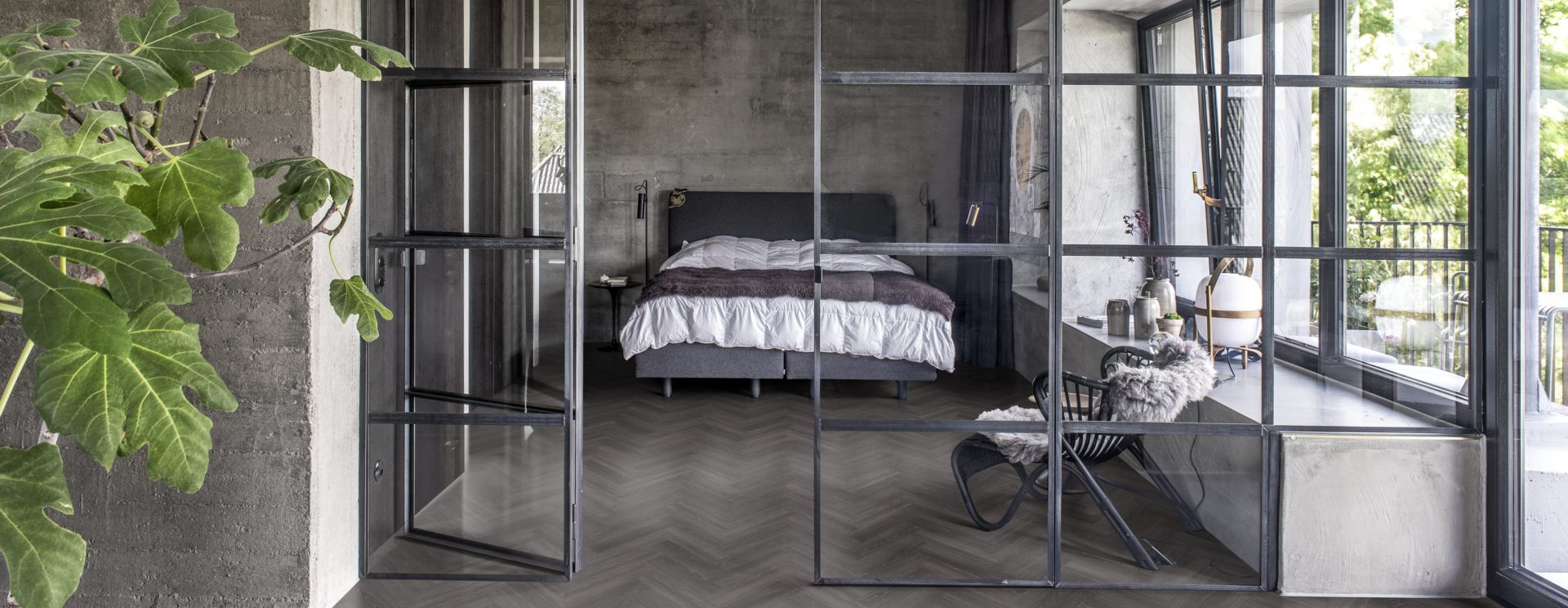 Кварцвиниловый SPC ламинат Kahrs Luxury Tiles Herringbone 5 mm Calder CHW 120 венгерская елка 720×120×5 фото в интерьере Кварцвиниловый SPC ламинат Kahrs Luxury Tiles Herringbone 5 mm Calder CHW 120 венгерская елка 720×120×5 фото в интерьере