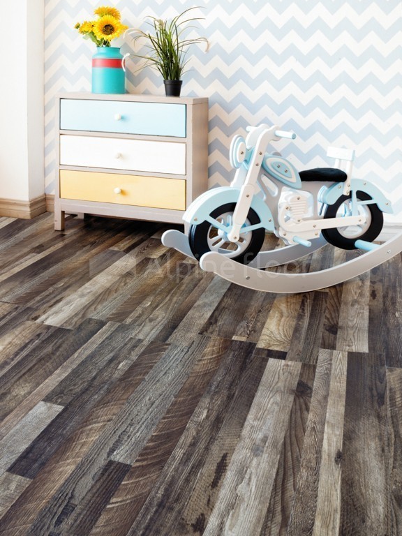 Кварцвиниловая плитка Alpine Floor клеевая Easy Line Орех Состаренный ECO 3-11 1219,2×184,15×3 фото в интерьере