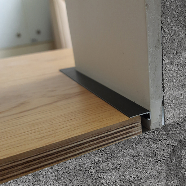 Микроплинтус алюминиевый Ликорн Лайн С-05.25.2 cеребристый 2500×6×16 фото в интерьере Микроплинтус алюминиевый Ликорн Лайн С-05.25.2 cеребристый 2500×6×16 фото в интерьере