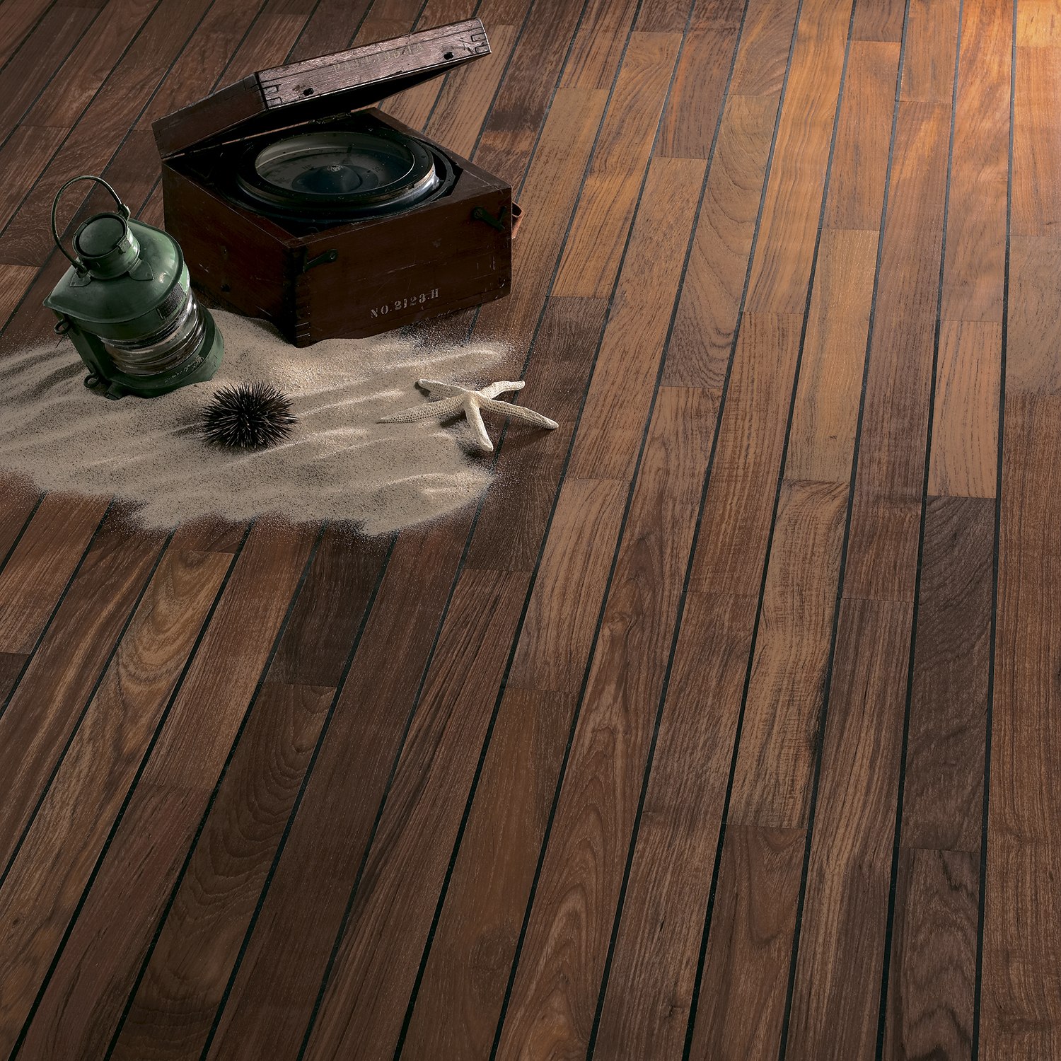 Паркет для влажных помещений Navylam+ тик 300 – 1200×88×9 фото в интерьере Паркет для влажных помещений Navylam+ тик 300 – 1200×88×9 фото в интерьере