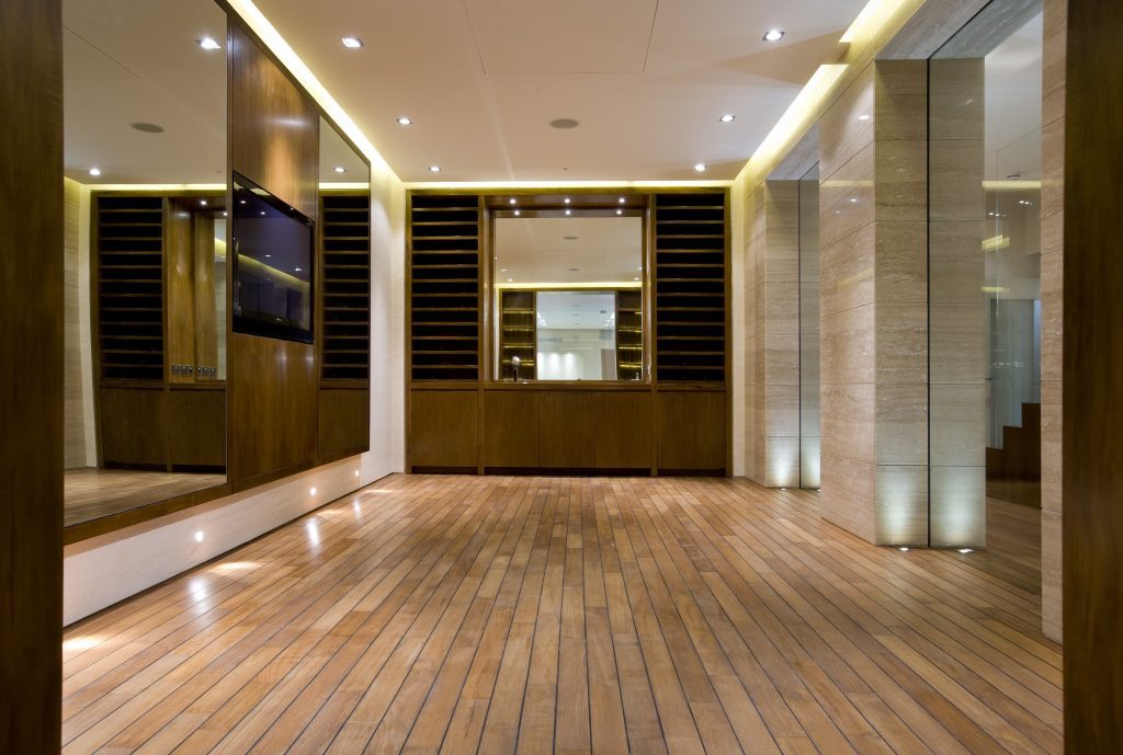 Паркет для влажных помещений Navylam+ тик 300 – 1200×88×9 фото в интерьере Паркет для влажных помещений Navylam+ тик 300 – 1200×88×9 фото в интерьере