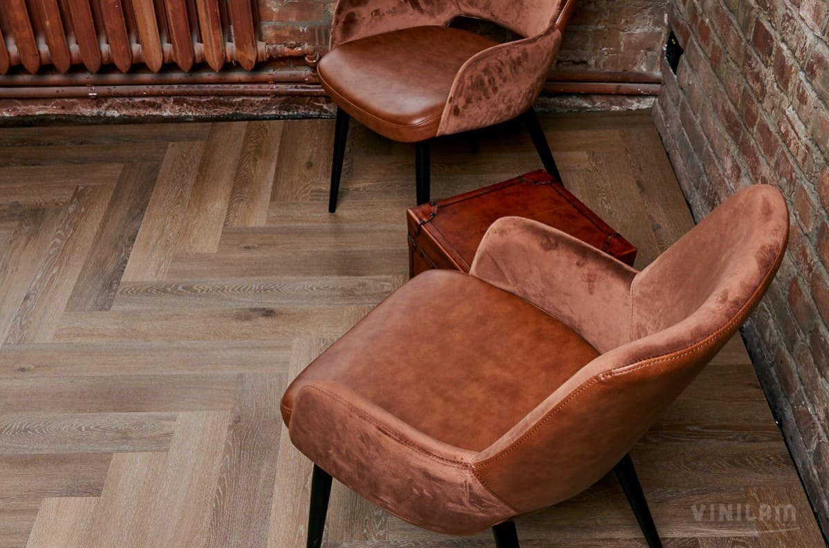 Кварцвиниловый SPC ламинат Vinilam Parquet Herringbone Венецианский Паркет IS11199 венгерская елка 720×120×6,5 фото в интерьере