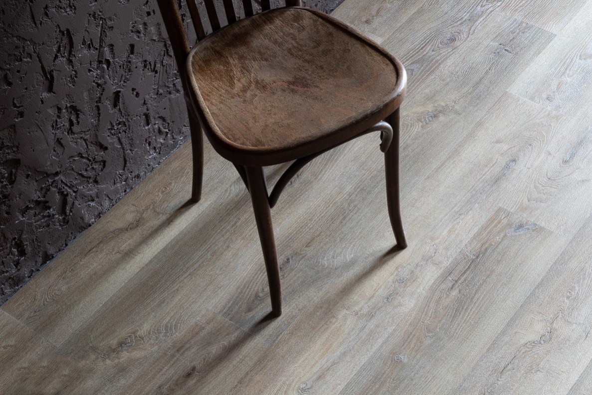 Кварцвиниловая плитка Vinilam клеевая Glue Дуб Амберг 15783-EIR 1228×188×2,5 фото в интерьере
