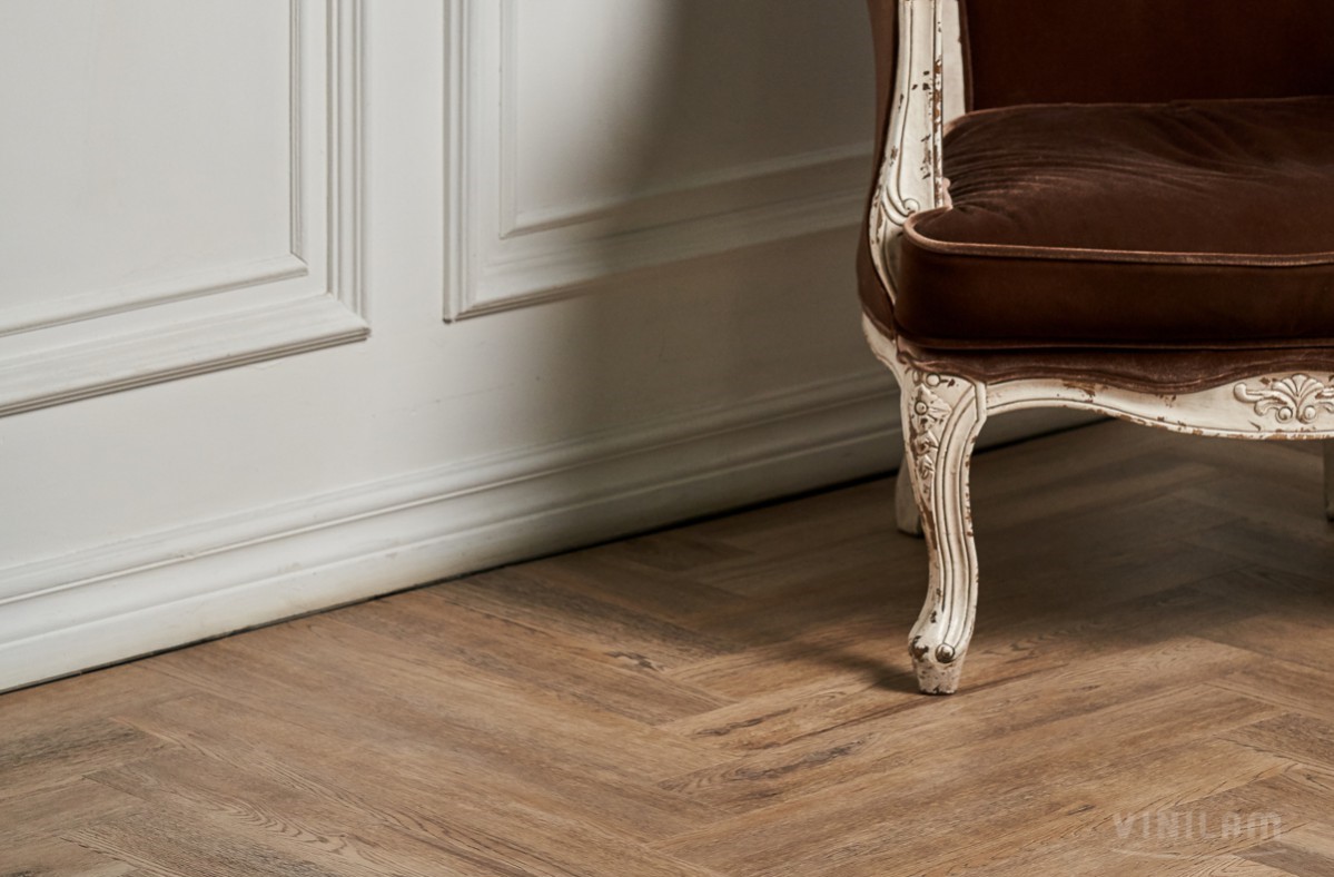 Кварцвиниловый SPC ламинат Vinilam Parquet Herringbone Паркет Северный IS11133 венгерская елка 720×120×6,5 фото в интерьере