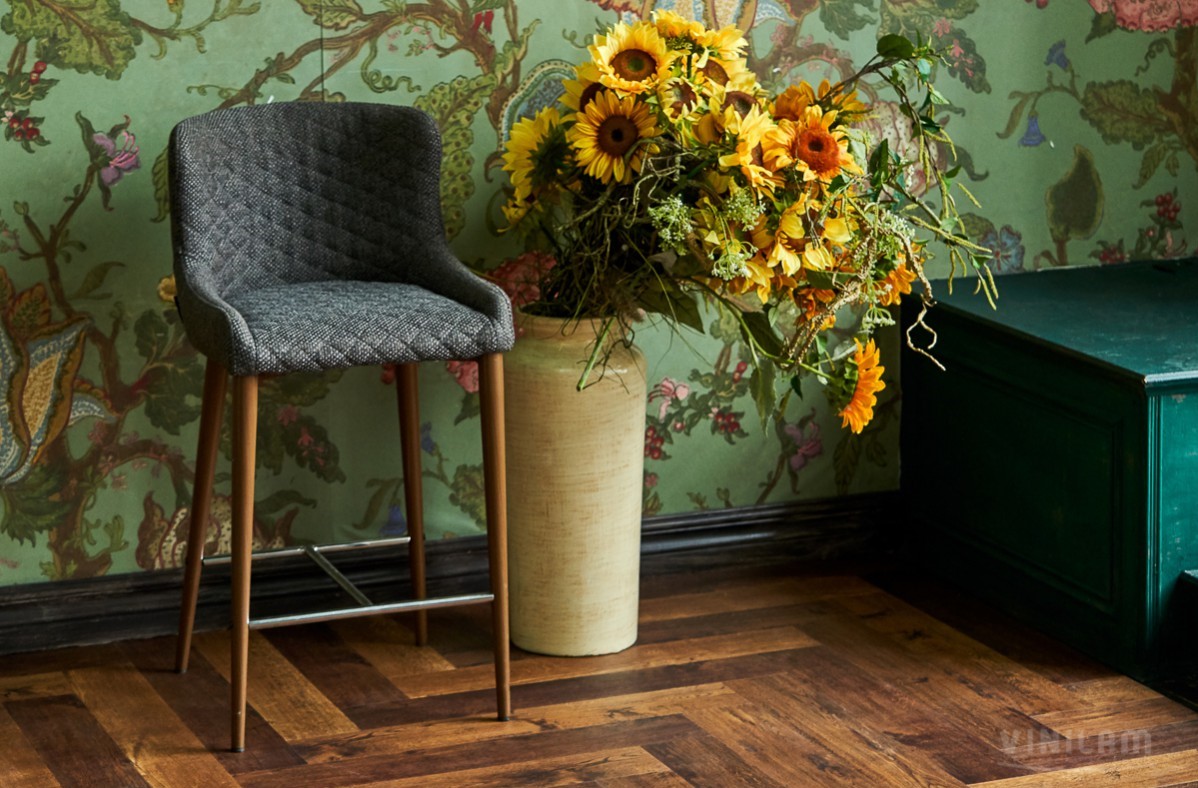 Кварцвиниловый SPC ламинат Vinilam Parquet Herringbone Паркет Парижский IS11155 венгерская елка 720×120×6,5 фото в интерьере