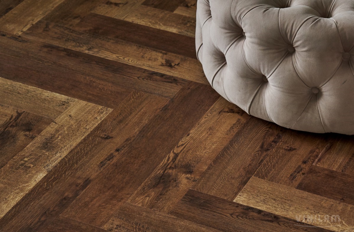 Кварцвиниловый SPC ламинат Vinilam Parquet Herringbone Паркет Версальский IS11177 венгерская елка 720×120×6,5 фото в интерьере