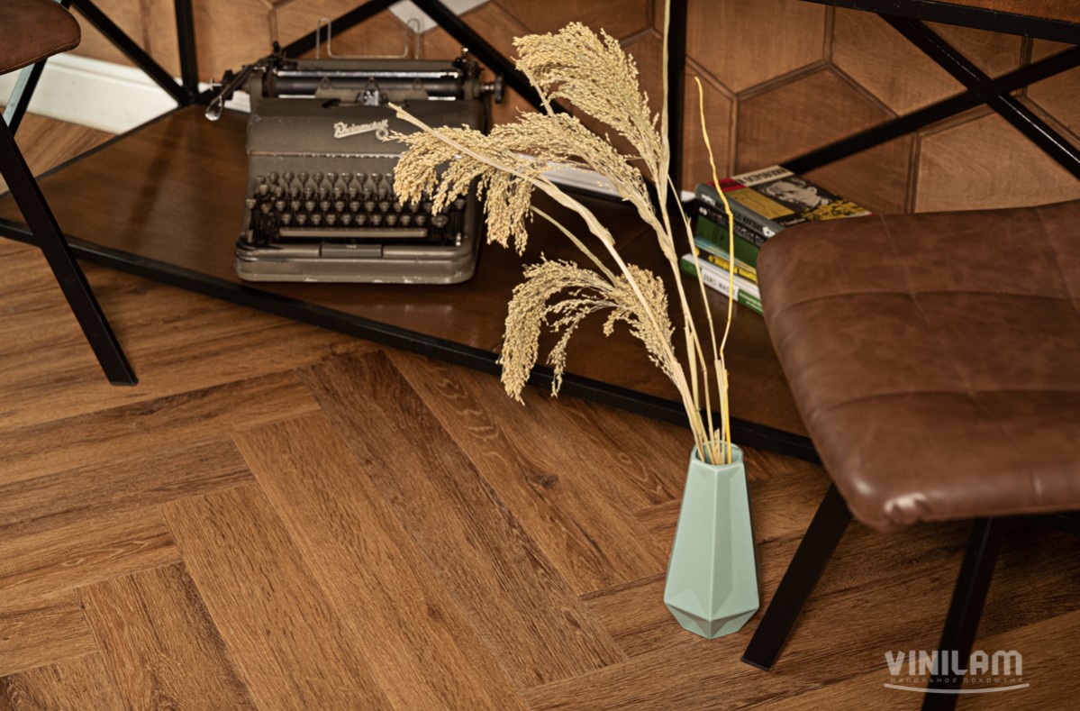 Кварцвиниловый SPC ламинат Vinilam Parquet Herringbone Паркет Де Вилль IS11210 венгерская елка 720×120×6,5 фото в интерьере