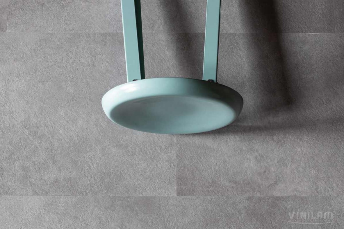 Кварцвиниловый SPC ламинат Vinilam Ceramo Stone Цемент 61609 940×470×6 фото в интерьере