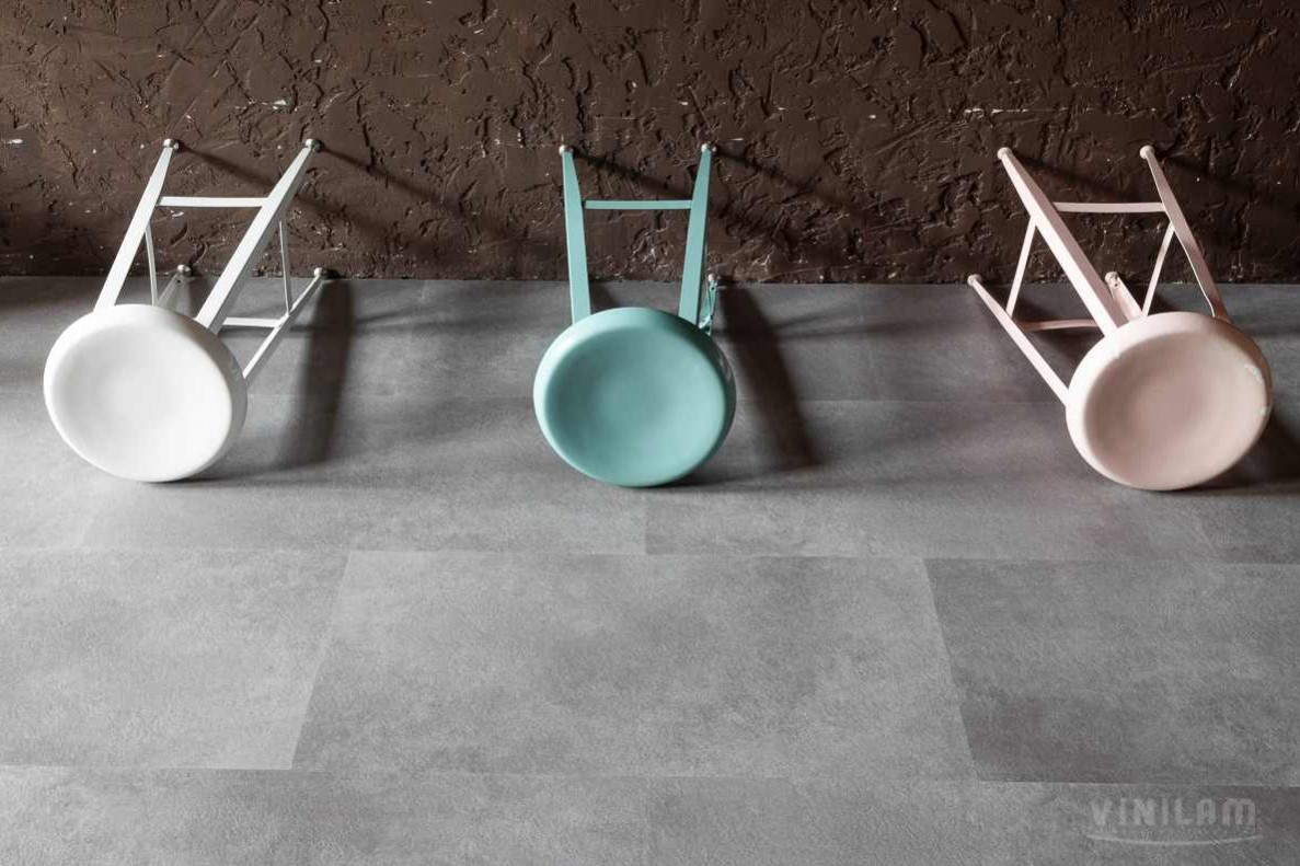 Кварцвиниловый SPC ламинат Vinilam Ceramo Stone Цемент 61609 940×470×6 фото в интерьере