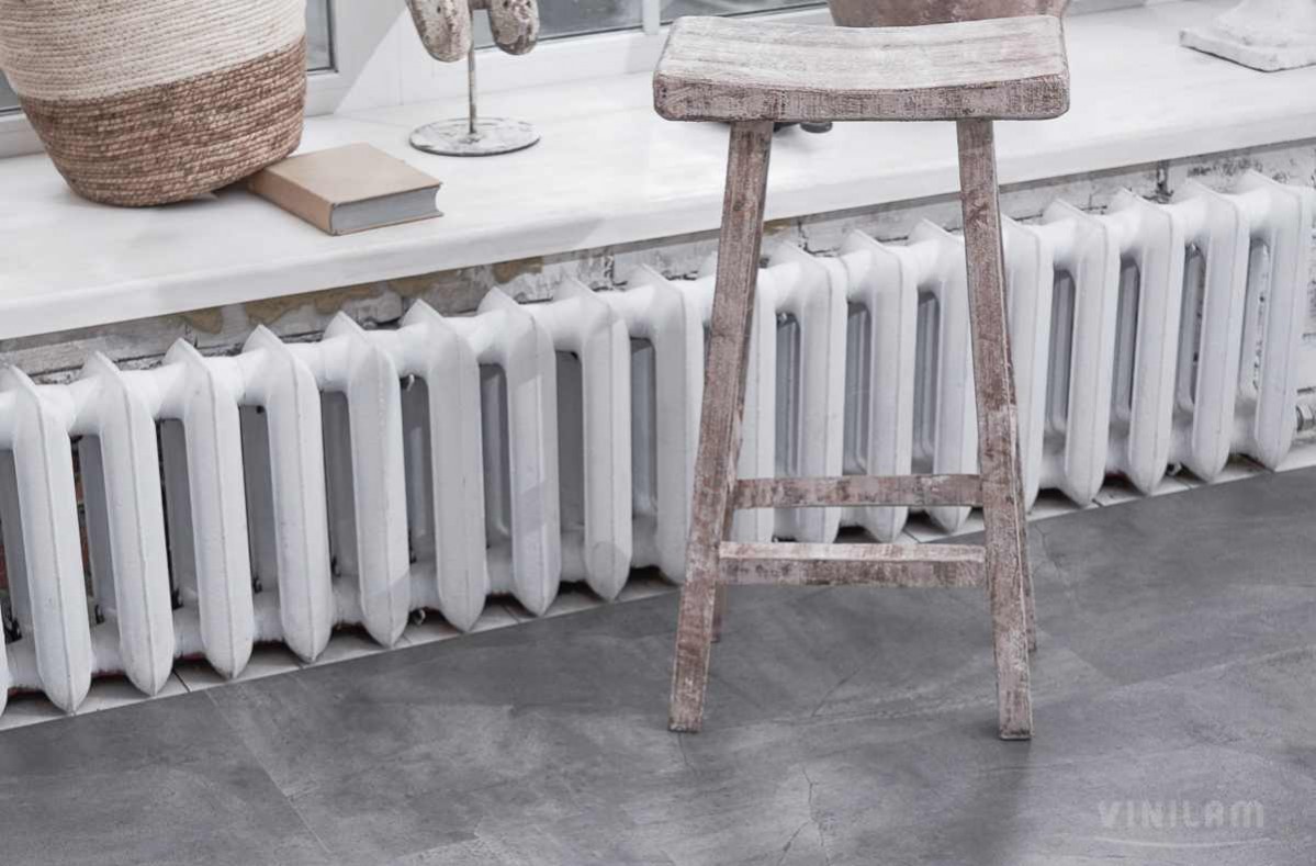 Кварцвиниловый SPC ламинат Vinilam Ceramo Stone Серый Бетон 61602 940×470×6 фото в интерьере