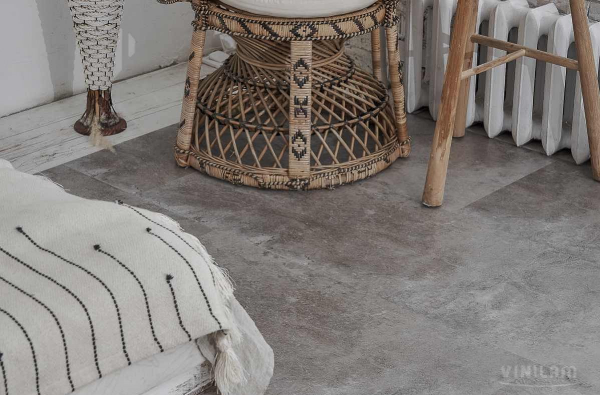 Кварцвиниловый SPC ламинат Vinilam Ceramo Stone Сланцевый Камень 61605 940×470×6 фото в интерьере
