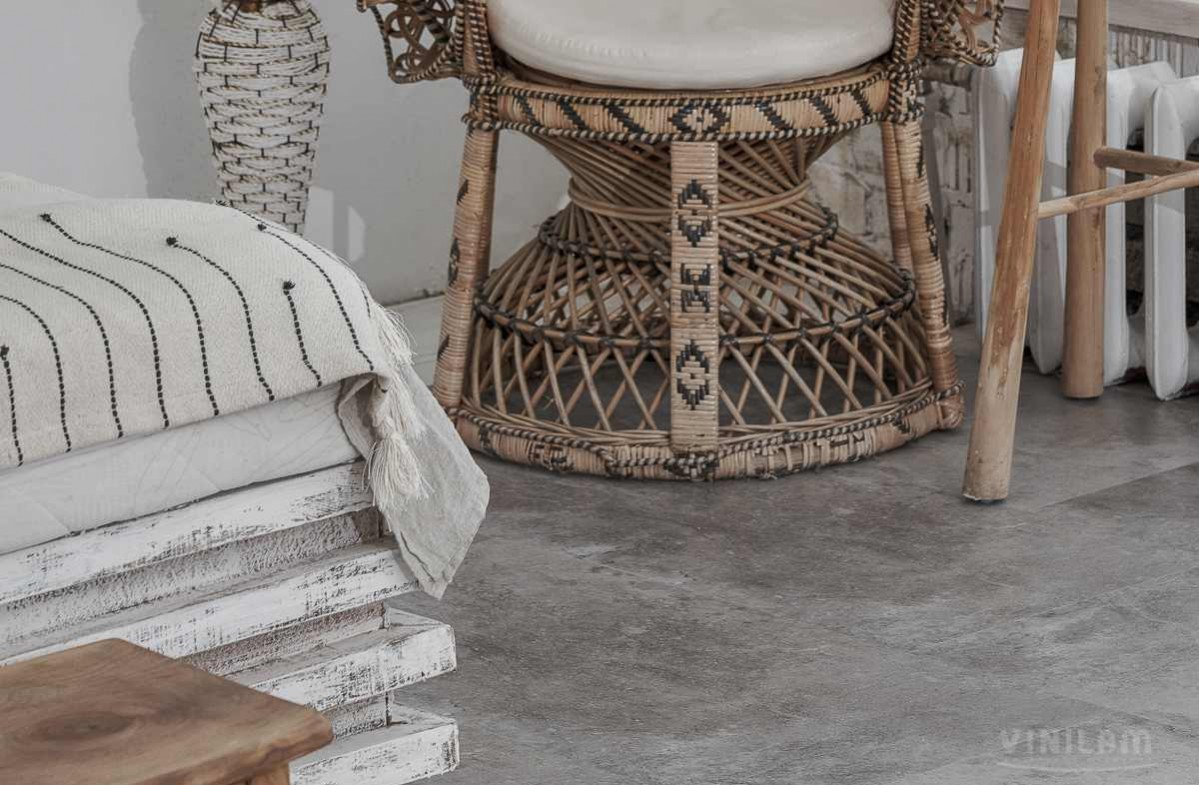 Кварцвиниловый SPC ламинат Vinilam Ceramo Stone Сланцевый Камень 61605 940×470×6 фото в интерьере