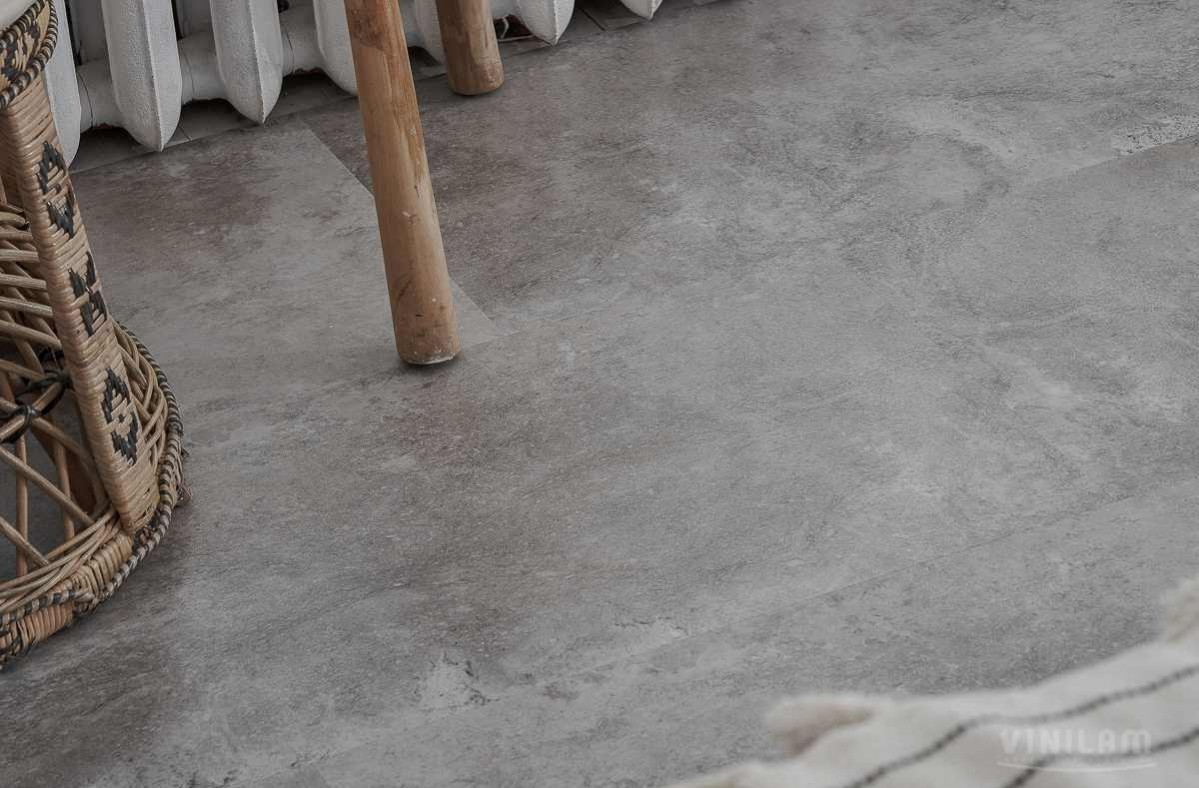 Кварцвиниловый SPC ламинат Vinilam Ceramo Stone Сланцевый Камень 61605 940×470×6 фото в интерьере