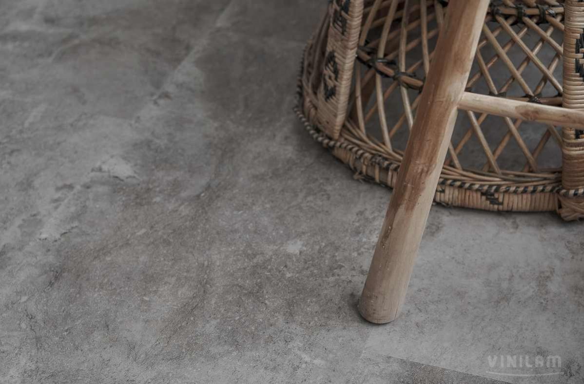 Кварцвиниловый SPC ламинат Vinilam Ceramo Stone Сланцевый Камень 61605 940×470×6 фото в интерьере