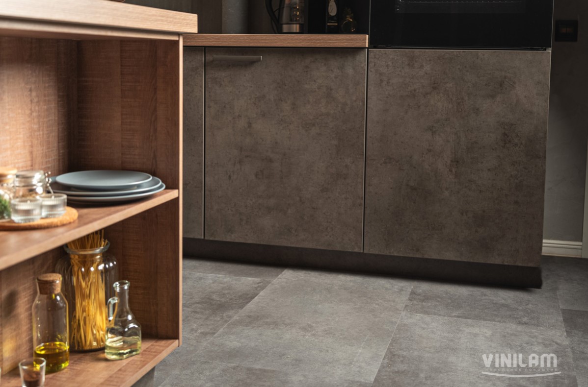 Кварцвиниловый SPC ламинат Vinilam Ceramo Stone Цемент Cтальной 71610 940×470×6 фото в интерьере