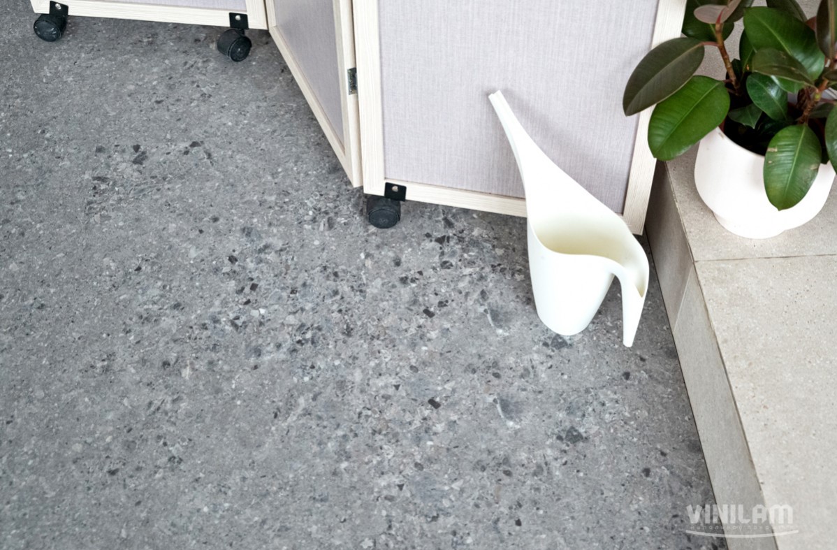 Кварцвиниловый SPC ламинат Vinilam Ceramo Stone Терраццо 71613 940×470×6 фото в интерьере