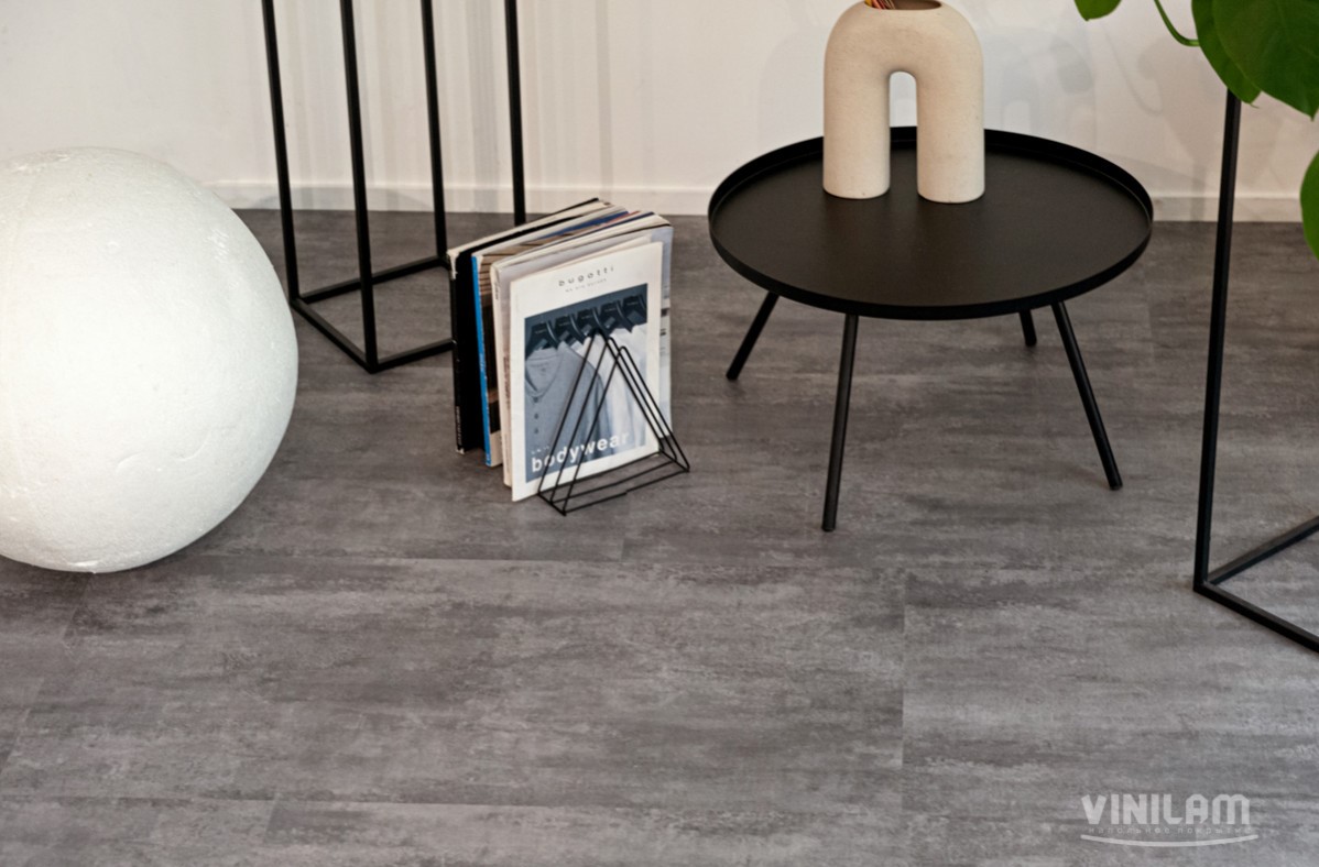 Кварцвиниловый SPC ламинат Vinilam Ceramo Stone Цемент Серый 71616 940×470×6 фото в интерьере