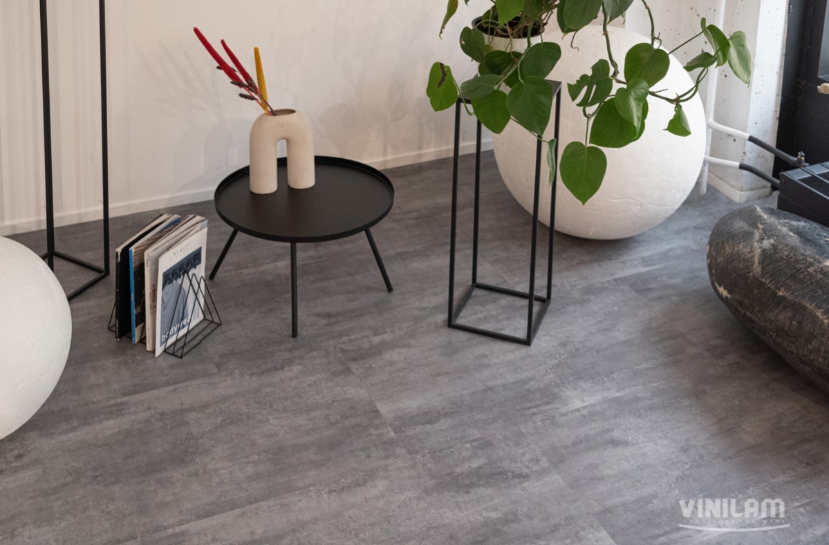 Кварцвиниловый SPC ламинат Vinilam Ceramo Stone Цемент Серый 71616 940×470×6 фото в интерьере