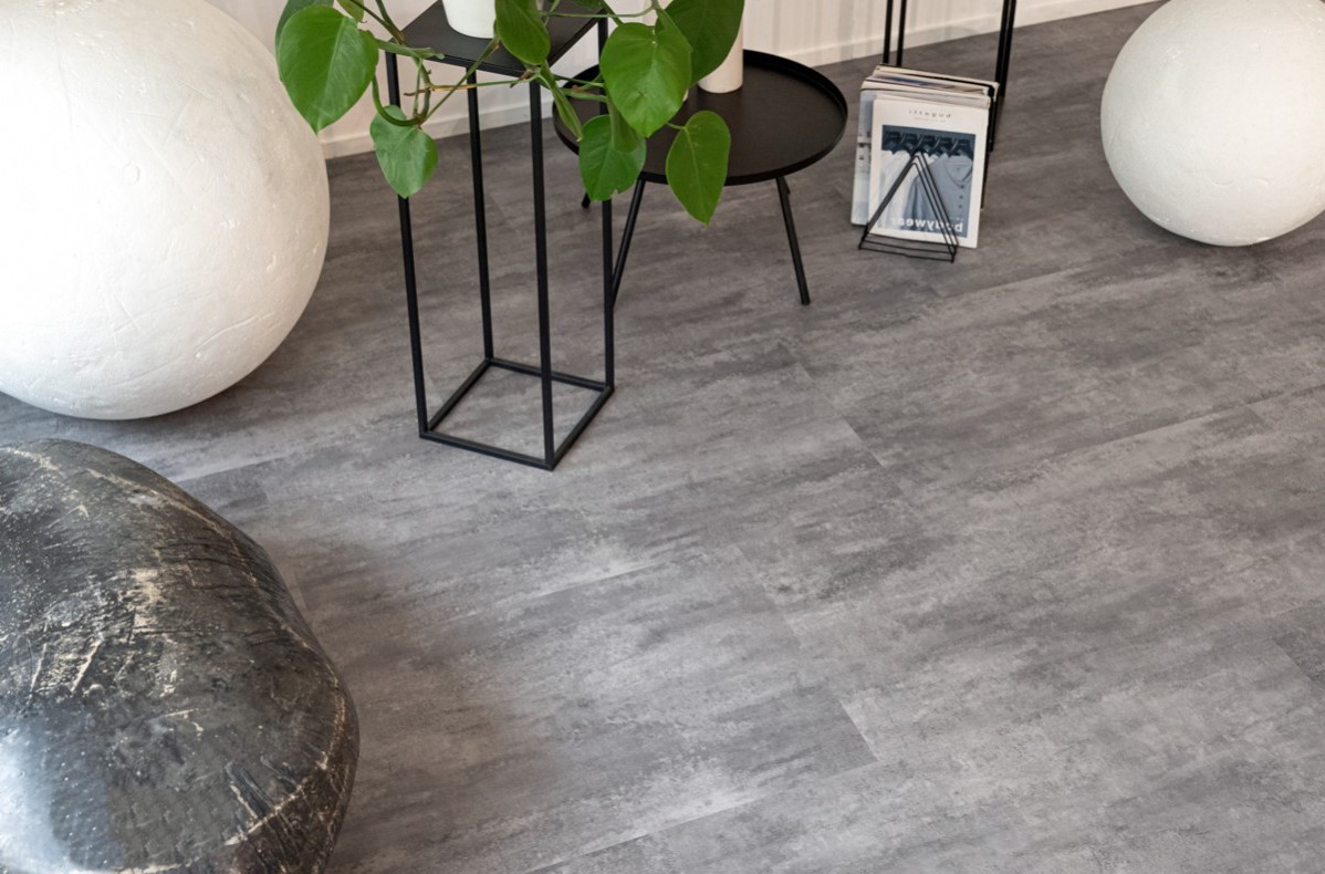 Кварцвиниловый SPC ламинат Vinilam Ceramo Stone Цемент Серый 71616 940×470×6 фото в интерьере