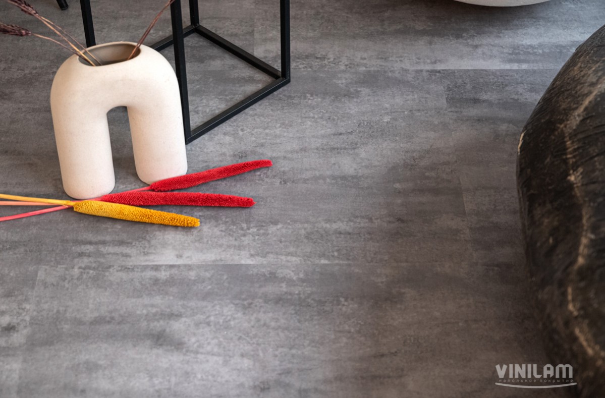 Кварцвиниловый SPC ламинат Vinilam Ceramo Stone Цемент Серый 71616 940×470×6 фото в интерьере